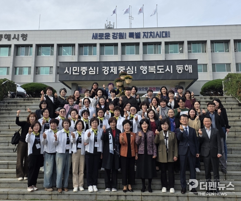 “자매도시 우정과 협력의 장” — 김제·동해시 여성단체 친선교류 행사 참가자들이 기념촬영을 하고 있다