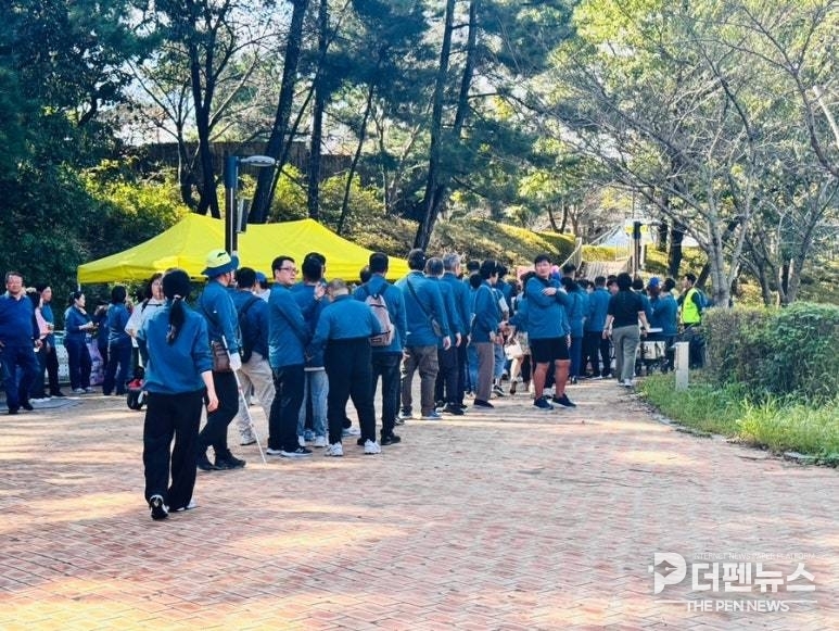 “하나된 군산” — 장애인과 비장애인이 은파호수공원 일대에서 함께 걷기대회에 참여하며 화합과 연대의 발걸음을 내디디고 있다
