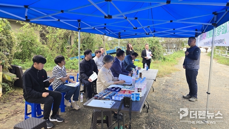 <strong>“첨단 관수시스템으로 사료작물 점검하는 정읍시농업기술센터 관계자와 농가” — 북면 시범사업장에서 열린 현장 평가회에서 자동 관수 시스템이 적용된 목초지를 둘러보고 있다.</strong><br>