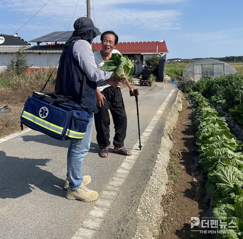 “정읍시 가을배추·무 병해충 방제 현장” — 농업기술센터 관계자가 배추 생육 포장을 점검하며 초기 방제 및 토양 관리 방법을 지도하고 있다.