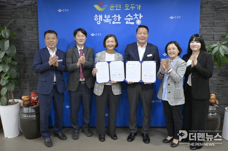 “청소년 성장 지원 협약식” — 최영일 순창군수와 채명숙 농어촌청소년육성재단 사무총장이 협약서에 서명하고 기념촬영을 하고 있다.