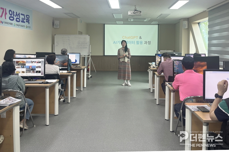 “순창군 직업교육과정 수강생 모집” — 수강생들이 퍼스널컬러, 큐브지도사, 웃음지도사 과정 교육 내용을 안내받고 상담하고 있다.