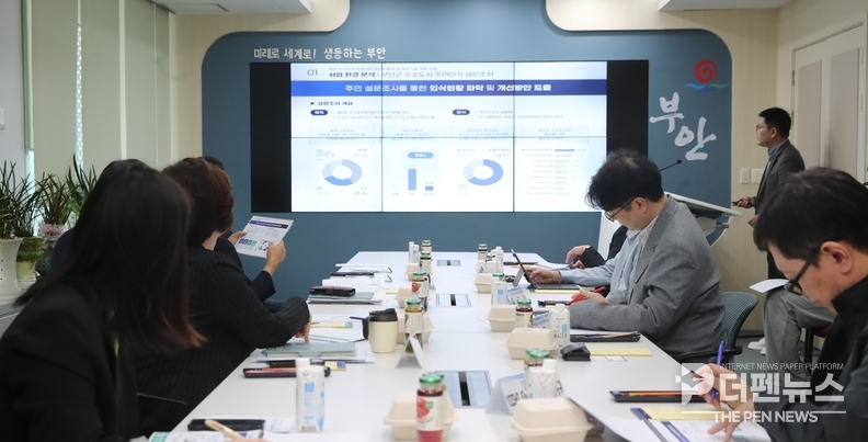 <strong>“부안 수소도시 조성사업 최종 보고회 개최” — 권익현 부안군수가 군청 중회의실에서 수소도시 조성사업 청사진을 발표하며 향후 추진 계획을 설명하고 있다.</strong><br>