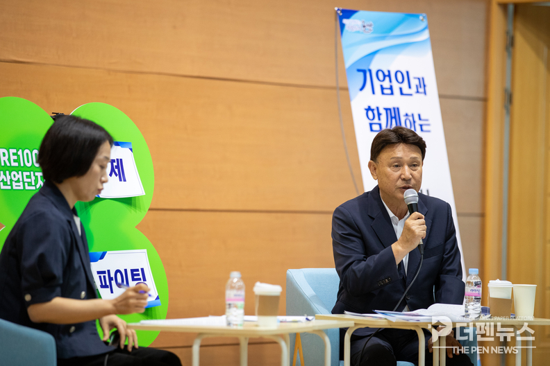 <strong>“현장의 목소리 듣는다” — 군산시 강임준 시장이 한국산업단지공단 전북지역본부에서 기업인들과 타운홀미팅을 진행하며 지역 산업 현장의 의견을 청취하고 있다</strong><br>