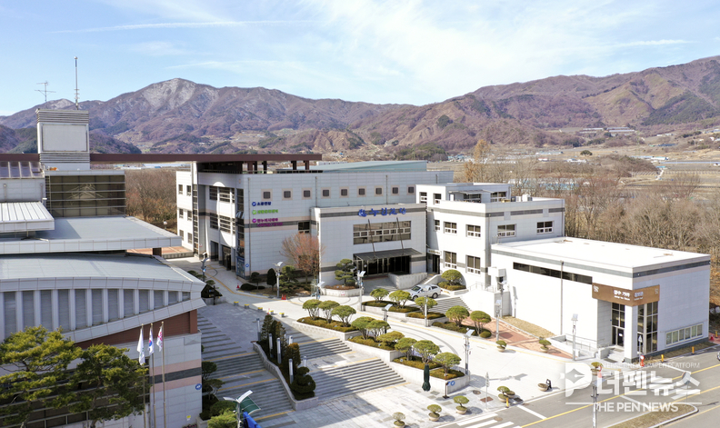 장수군 대표 복합문화시설인 <em>장수한누리전당</em> 전경. 군은 2026년 금강수계 특별지원사업 선정으로 시설 현대화에 나설 예정이다.