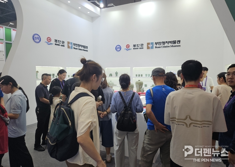 중국 경덕진 국제도자박람회 부안청자박물관 부스에서 관람객들이 전시된 상감청자 작품을 감상하고 있다