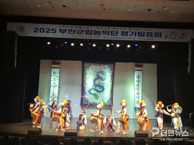 부안군립농악단 정기발표회 ‘고풍감래’에서 개인놀이 공연이 펼쳐지고 있는 모습