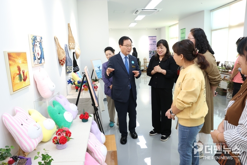 완주군 문화예술단체 전시실에서 열리고 있는 ‘제14회 완주생문동 작품 전시회’. 도예, 토탈공예, 퀼트, 원예 등 다양한 생활문화 작품이 전시돼 관람객의 눈길을 끌고 있다.