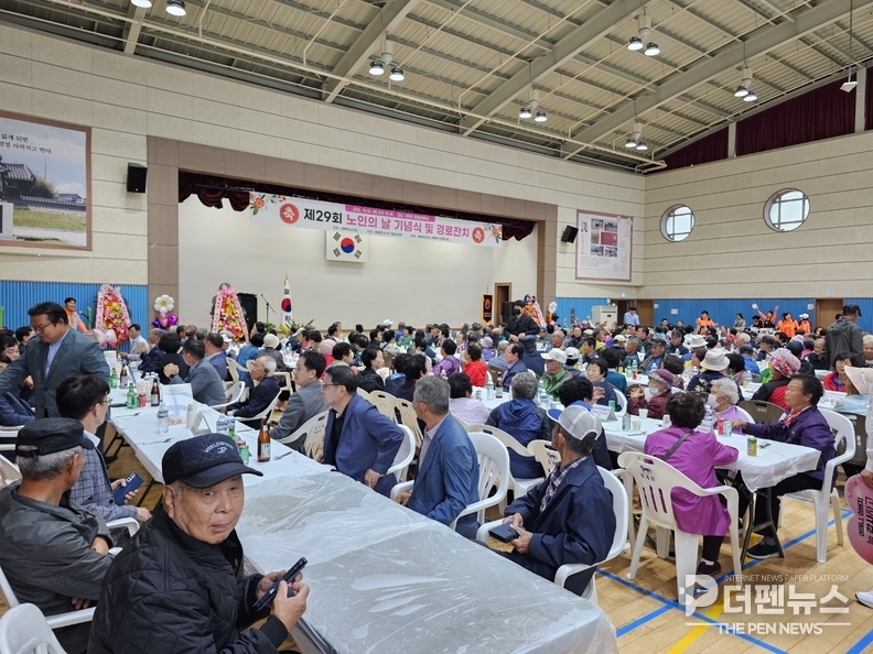 장수군 계북면 참샘골체육관에서 열린 ‘제29회 노인의 날 기념행사’에서 어르신들이 공연을 즐기며 환한 미소를 짓고 있다.