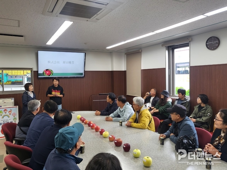 장수군 방문단이 일본 아오모리현 사과협회를 방문해 재배 기술과 유통체계를 살펴보고 있다.