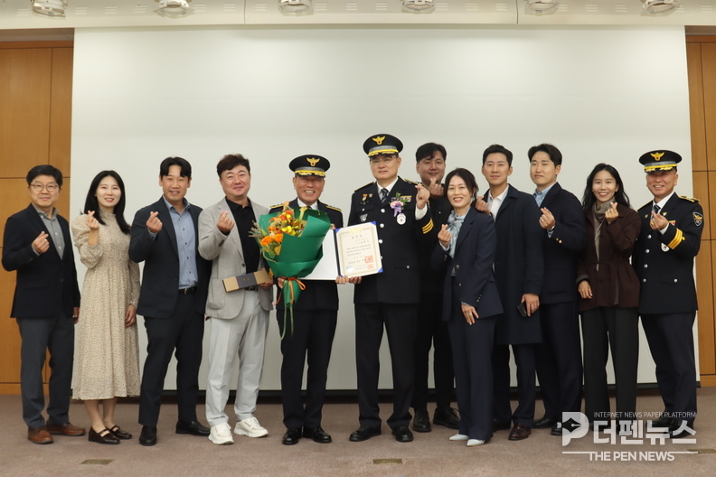 김형식 익산경찰서 치안정보안보과장(앞줄 중앙) 치안정보과 직원들과 함께 기념촬영을 하고 있다.