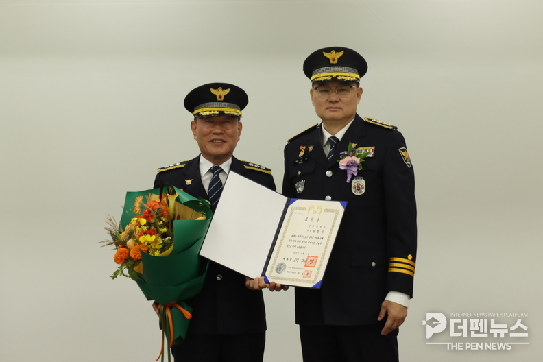 제80주년 경찰의 날 대통령 표창을 수상한 김형식 익산경찰서 치안정보안보과장(왼쪽) 박성수 익산경찰서장(오른쪽)과 함께 기념촬영을 하고 있다.<br>
