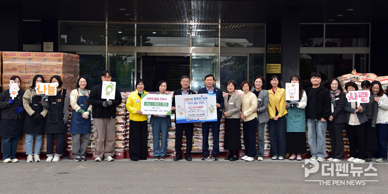 <strong>(사)한국나눔연맹 관계자들이 김제시에 후원물품을 전달하고 있다. (사진제공=김제시청)</strong>