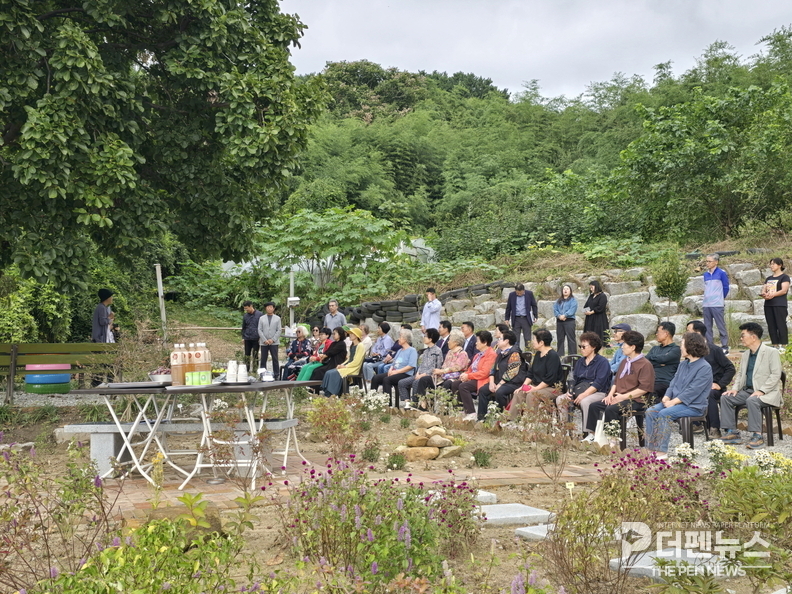 부안 향교지구 청우평생학습관 인근에 조성된 ‘섬바끄 목련정원’에서 주민과 부안마실정원사, 부안군 관계자들이 함께한 개원식 모습.
