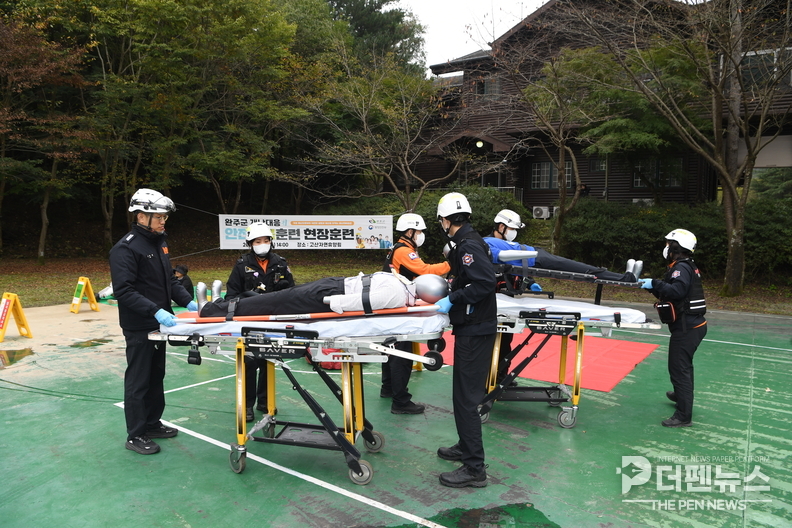 21일 완주군 고산자연휴양림 일대에서 열린 ‘재난대응 안전한국훈련’에서 구조대원들이 인명 구조 훈련을 실시하고 있다.