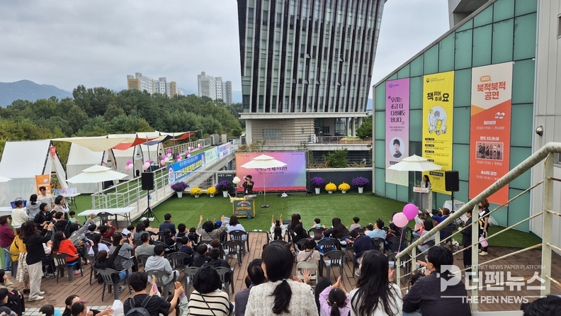 18일 완주군립중앙도서관 앞마당에서 열린 ‘완주 북적북적 페스티벌’에서 어린이들이 AR 책카드 체험을 즐기고 있다.
