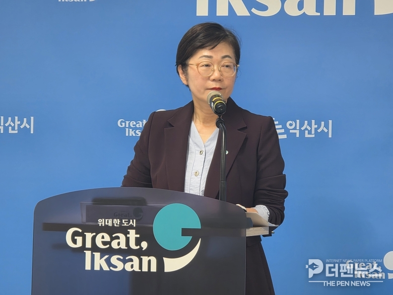 나은정 익산시 복지국장은 "앞으로도 아이의 눈높이에 맞춘 공간 혁신을 통해 시민이 체감할 수 있는 도서관 정책을 지속해 나가겠다"고 말했다.