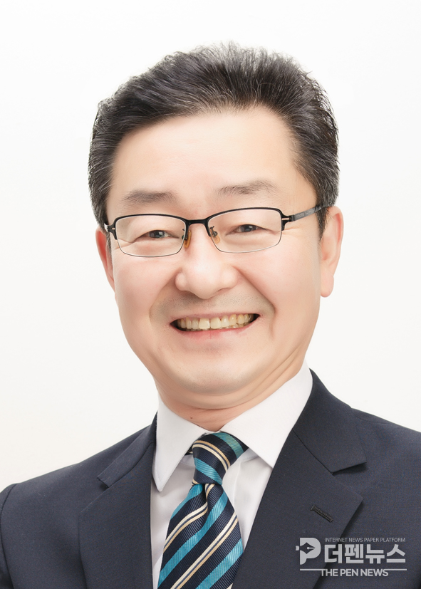장정복 장수군의원이 제379회 임시회 제1차 본회의 5분 자유발언에서 장계천의 문화·관광 활용 방안을 제안하며 지역 발전을 위한 정책 전환을 촉구하고 있다.