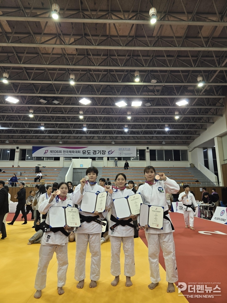 <em>“제106회 전국체육대회에서 은메달 1개, 동메달 3개를 획득한 고창군청 여자유도부 선수단이 기념촬영을 하고 있다.”</em>