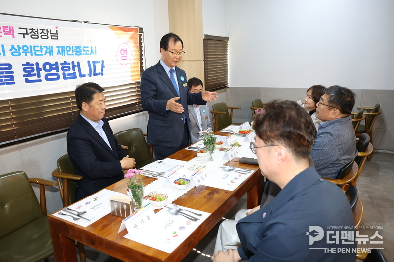 오은택 부산 남구청장과 일행이 완주군 아동옴부즈퍼슨사무소 및 아동친화시설을 둘러보며 정책을 벤치마킹하는 모습