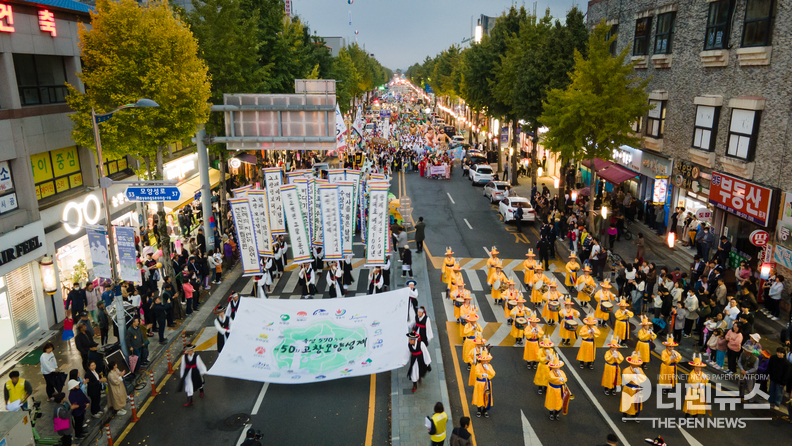 고창읍성 성곽과 축제 장터 일원에서 전통복을 입은 시민들이 참여형 프로그램과 거리 퍼레이드를 즐기는 모습