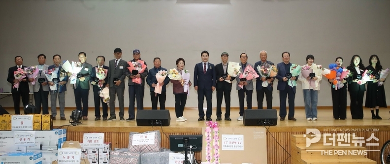 부안군 스포츠파크 실내체육관에서 열린 제29회 노인의 날 기념식에서 표창을 수상한 어르신들과 관계자들이 기념사진을 촬영하고 있다.
