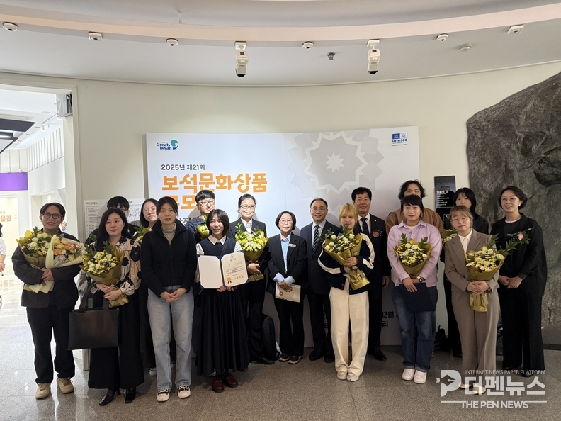 <strong>“보석도시 익산, 창의성 입다” </strong>익산시가 22일 개최한 제21회 보석문화상품공모전 시상식에서 수상자들이 함께 기념촬영을 하고 있다. 수상작은 12월까지 보석박물관에서 전시된다.