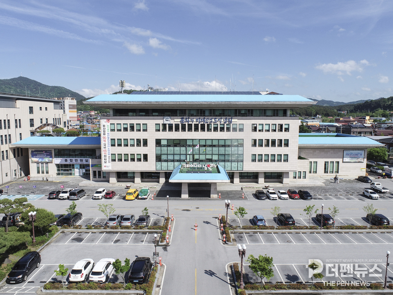 남원시 관계자가 자전거도로 노면과 교통시설을 점검하고 있다. 시는 하반기 안전점검을 통해 시민들의 안전한 자전거 이용환경을 조성할 계획이다.