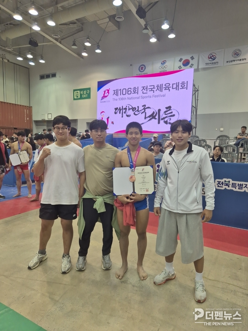 “동메달의 기쁨” — 제106회 전국체육대회 씨름 남고부 경장급에서 3위를 차지한 금산고 황선민 선수가 경기 후 포즈를 취하고 있다.