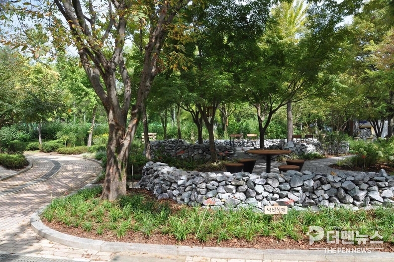 전주시 ‘폴리네이터 가든’ 조성 현장 모습—청년 팀들이 꽃과 나무를 심으며 정원을 가꾸고 있다.