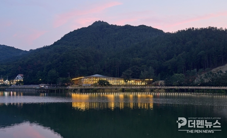 아중호수도서관 전경 — 자연과 어우러진 목조건축물이 시민들의 문화 쉼터로 자리잡았다.