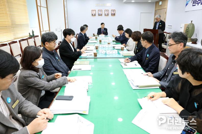 이홍기 완주수소연구원장, ‘1일 군수’ 위촉 후 수소 전주기 클러스터 현장 방문해 관계자들과 의견을 나누고 있다.