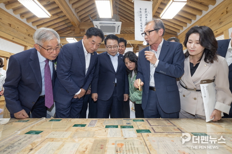 ‘제5회 익산시 민간기록물 수집 공모전 전시회’ 개막식에서 참석자들이 전시자료를 관람하고 있다. (사진=익산시 제공)
