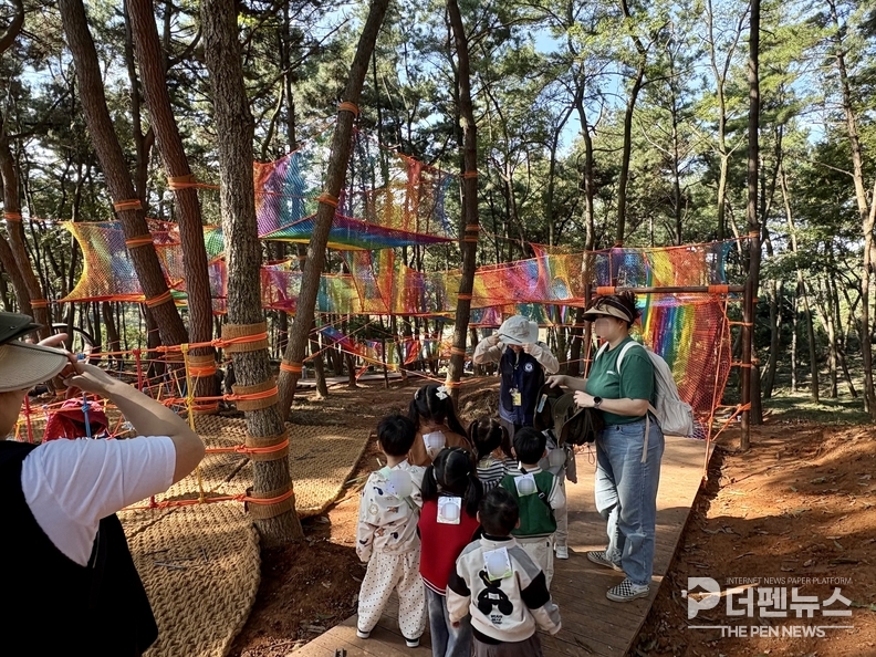 익산 신흥공원 ‘유아숲체험원’에서 아이들이 무지개네트 시설을 체험하고 있다. =익산시 제공