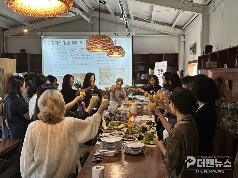 익산시가 전북교육청과 협력해 교원 대상 ‘치유농업 프로그램’을 운영하고 있다. 참가자들이 함라면 치유농장에서  힐링의 시간을 보내고 있다. =익산시 제공