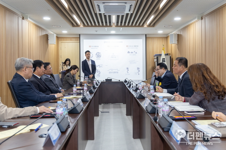 <em>익산시가 24일 시청 소회의실에서 ‘금마 역사문화관광지 브랜딩 용역 최종보고회’를 열고 체류형 관광 활성화 방안을 논의하고 있다. =익산시 제공</em>