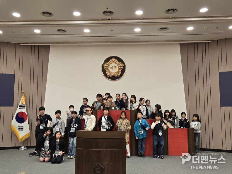 <em>익산시 제7대 아동의회 의원들이 24일 국회의사당을 방문해 국회체험관에서 의정활동을 체험하고 있다. =익산시 제공</em>