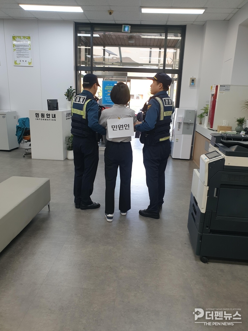 고창군청 종합민원과에서 진행된 ‘민원실 비상상황 대응 모의훈련’에서 공무원과 경찰이 폭언·폭행 상황을 가정해 대응 절차를 숙달하고 있다.