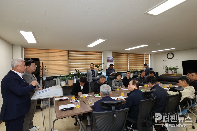 황인홍 무주군수가 27일 기자회견에서 ‘무주형 기본소득’ 추진 의지를 밝히고 있다. 군은 전담팀 구성과 조례 정비 등 행정절차 완료 후 지급을 목표로 하고 있다.