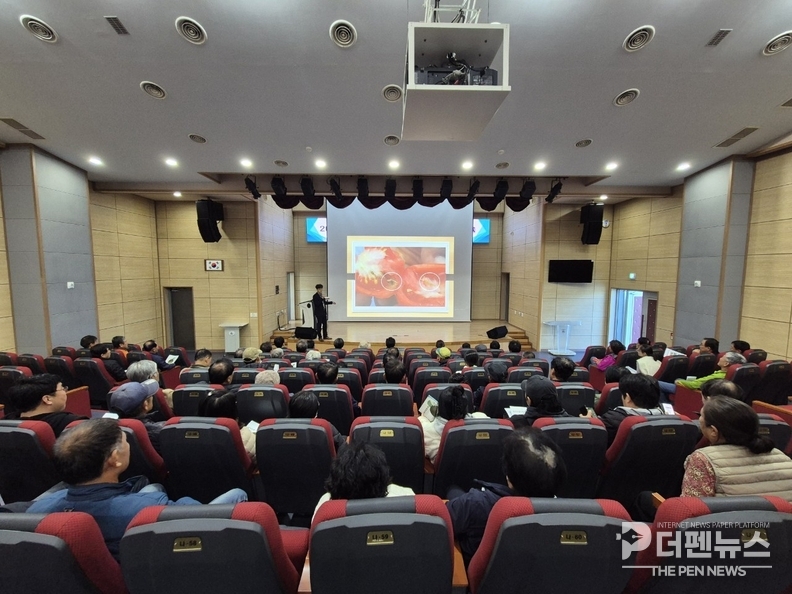 <strong>“토마토뿔나방, 선제 대응으로 잡는다” — 익산시, 농가 대상 방제 교육 현장</strong>