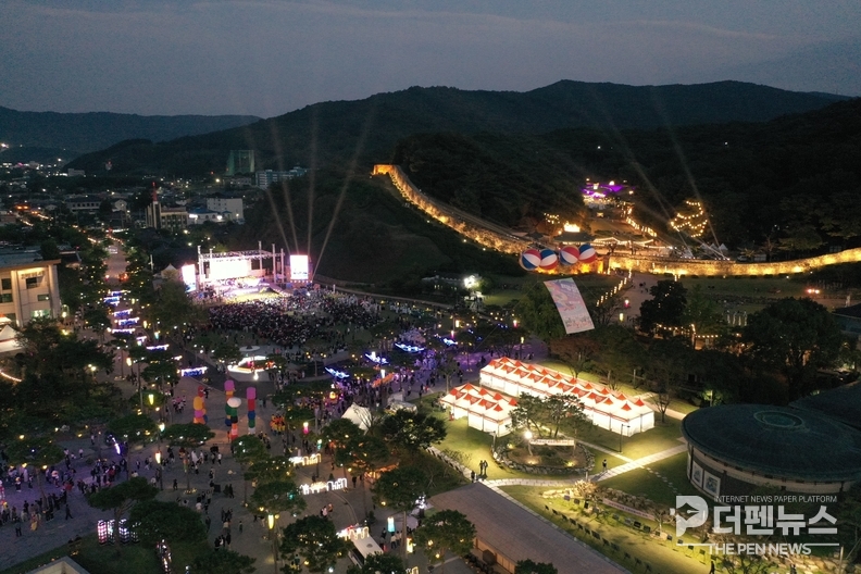 지난해 열린 고창모양성제 ‘답성놀이’ 현장. 올해 축제는 29일부터 11월 2일까지 5일간 진행된다.