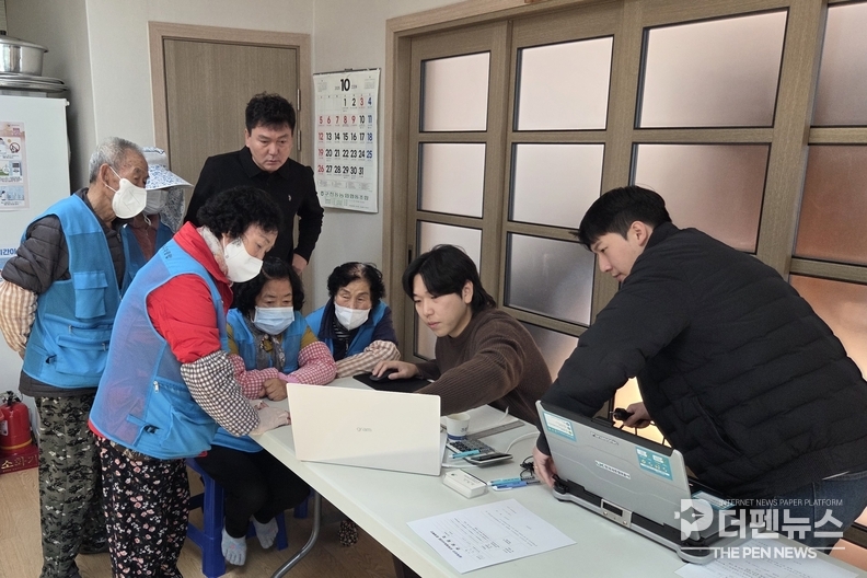 “마을회관에 마련된 지적재조사 현장사무소에서 토지소유자와 협의 중인 관계자들” — 무주군은 현장사무소 운영을 통해 주민과 직접 소통하며 경계 협의를 진행, 지적재조사 사업의 정확성과 효율성을 높였다.