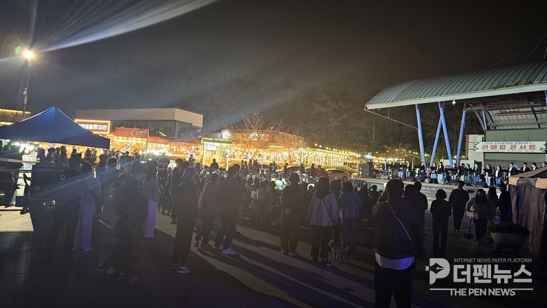 은파호수공원 물빛다리에서 열린 ‘라떼팝 콘서트’ 현장. 시민들이 가족과 함께 7080 명곡을 따라 부르며 가을밤의 낭만을 즐기고 있다.