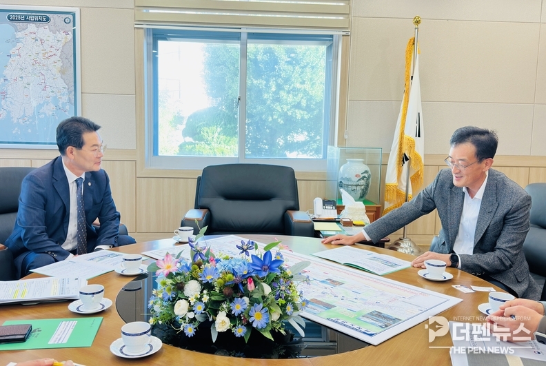권익현 부안군수가 27일 익산지방국토관리청을 방문해 국도23호, 국도77호 등 부안군 현안사업 반영을 건의하고 있다.