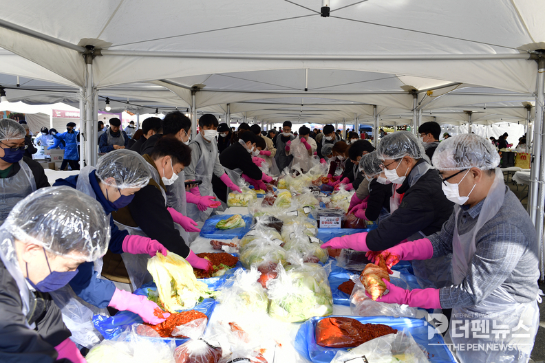 전주월드컵경기장에서 열리는 김장문화축제에서 시민들이 안전성 인증 배추를 활용해 김장을 체험하고 있다.