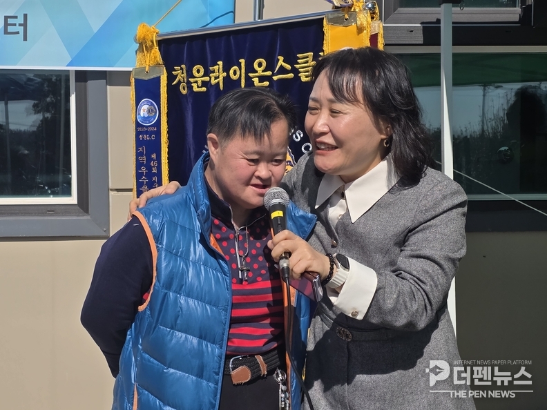 박실하 한마음주간이용센터장과 장애인 이용자들이 함께  따뜻한 화합의 시간을 나누고 있다.
