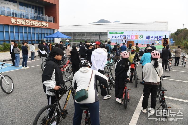 참가자들이 완주 만경강 자전거도로를 따라 달리며 가을 풍경을 만끽하고 있다.