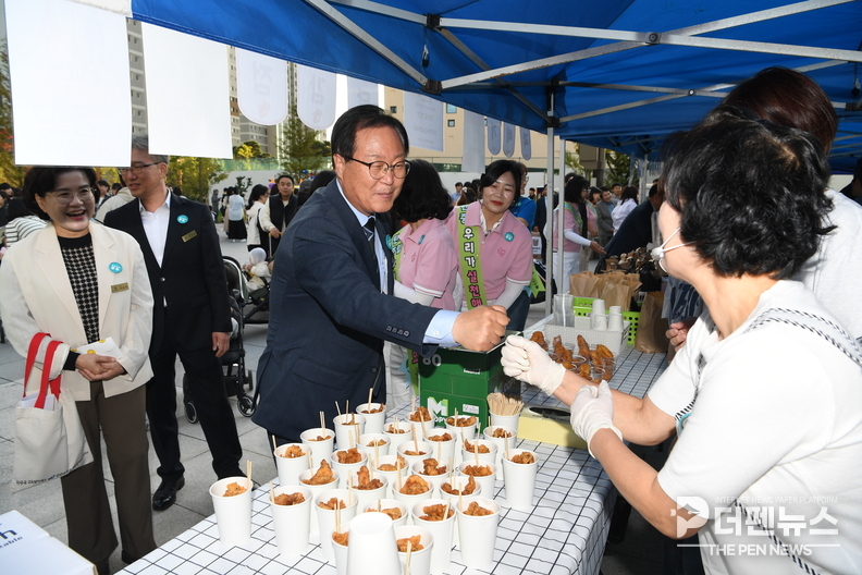 완주 삼봉지구 국공립어린이집 원아와 학부모들이 ‘아나바다 바자회’에서 중고 물품과 체험 프로그램을 즐기며 나눔을 실천하고 있다.