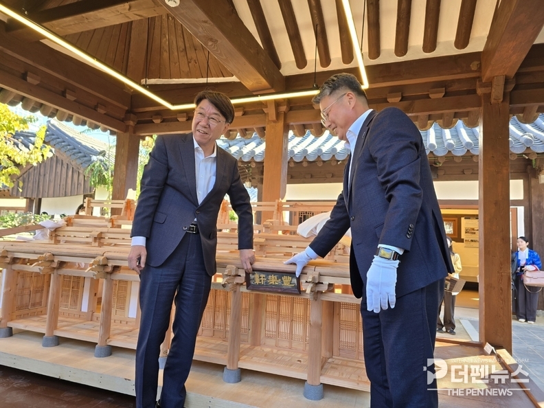 전주한옥마을 전주한옥산업관 개관식에서 우범기 전주시장과 참석자들이 한옥모형 ‘풍락헌’ 상량식 퍼포먼스를 진행하고 있다.