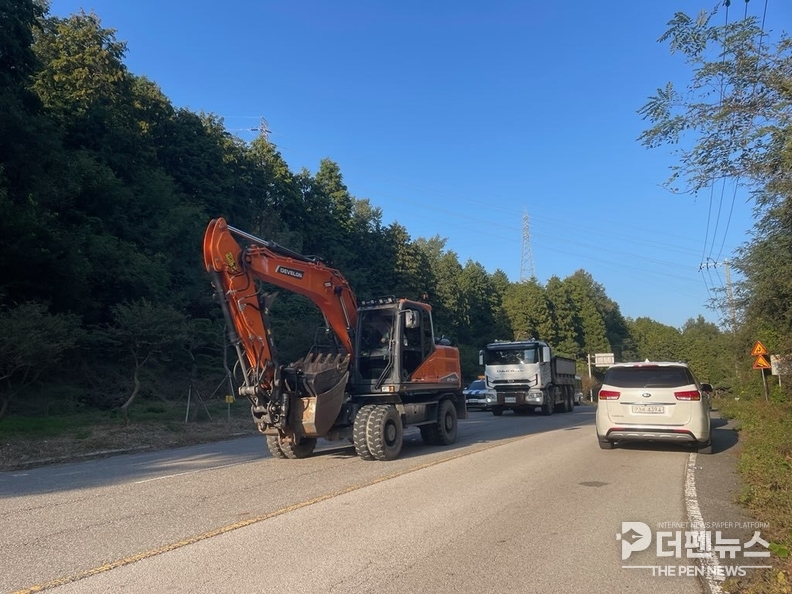 군산시 성산면 산업단지 일원에서 진행된 지진·폭설 복합재난 합동훈련. 경찰, 소방, 시 공무원이 협력해 전복 차량 구조와 도로 제설 작업을 진행하고 있다.